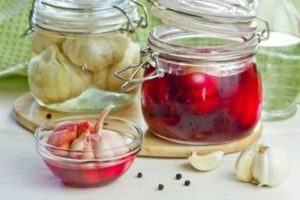 Recipes for making pickled garlic with gooseberries for the winter: