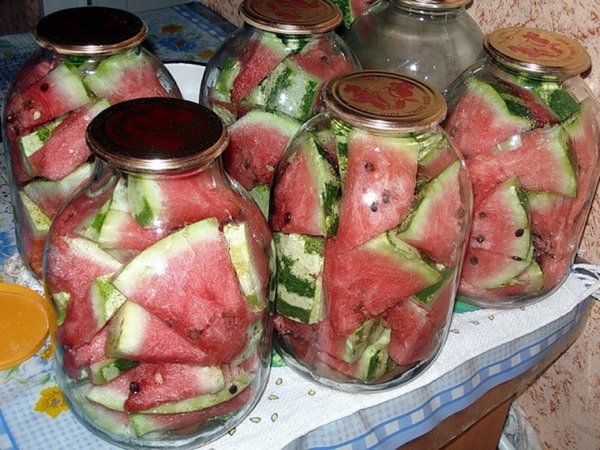 pots de pastèques marinées sur la table