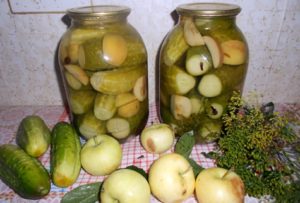 Opskrifter til pickling af agurker med æbler til vinteren