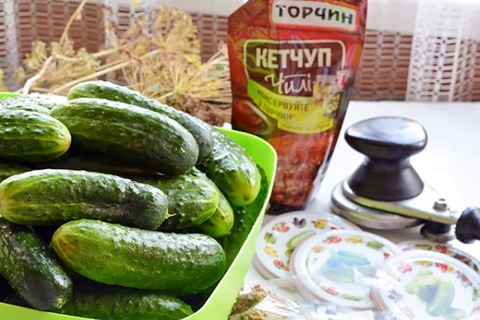 pepinos y salsa de tomate