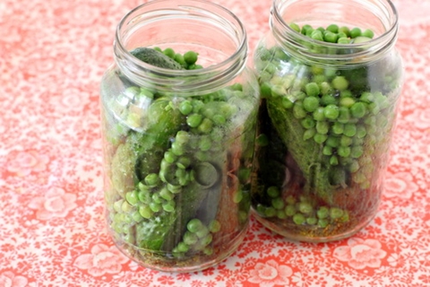 concombres aux petits pois en pots