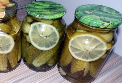 cucumbers with lemon in jars