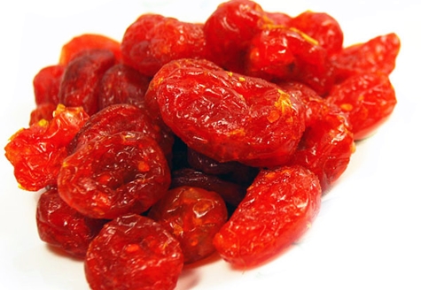 tomates cerises séchées au soleil sur la table