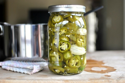 piments jalapeno marinés dans un pot