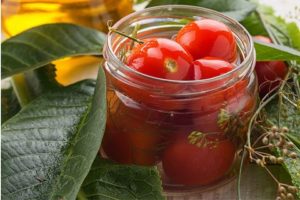 Recettes pour mariner les tomates à la cannelle pour l'hiver à la maison