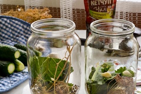 el proceso de hacer pepinos con salsa de tomate