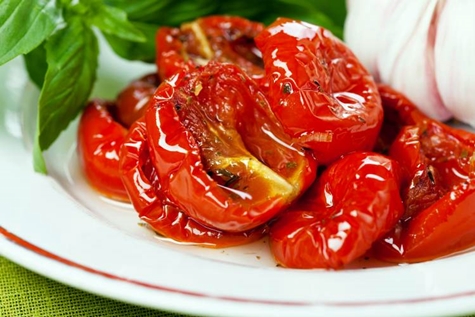 tomates secos en un plato