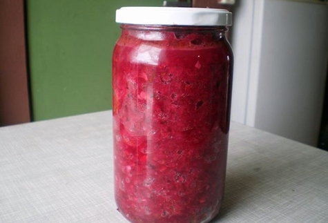 zucchini with beets in a jar