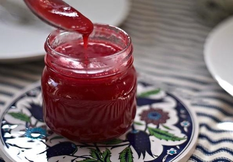 salsa de grosella roja en un frasco