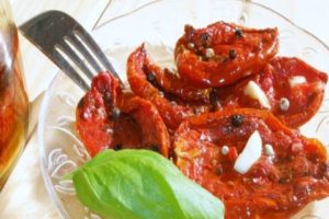 Recetas para cosechar tomates secados al sol para el invierno de Julia Vysotskaya