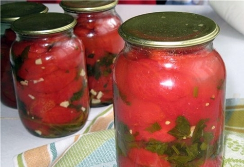 Tomates pelados en frascos sobre la mesa