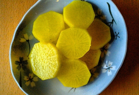 daikon en escabeche en un plato