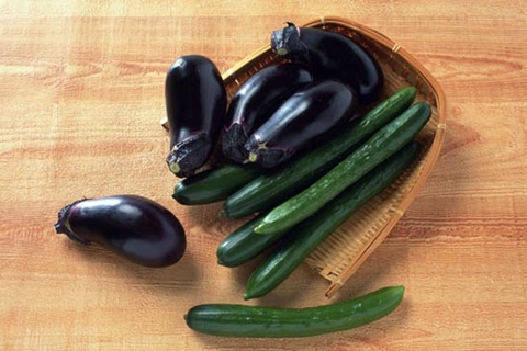 aubergine et concombre sur la table