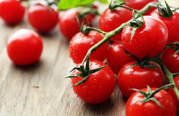 red cherry tomatoes