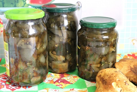 champiñones en escabeche en frascos