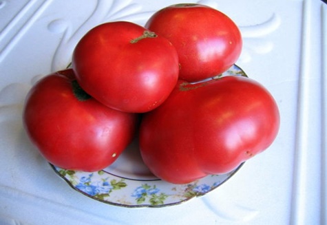 Tomate framboise coucher de soleil sur une assiette