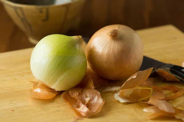 hojas de cebolla en la mesa