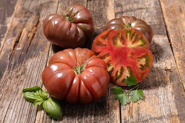 Tomate hembra compartir sobre la mesa