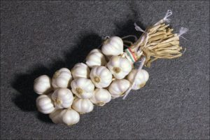 How to tie and braid garlic for storage according to the pattern?