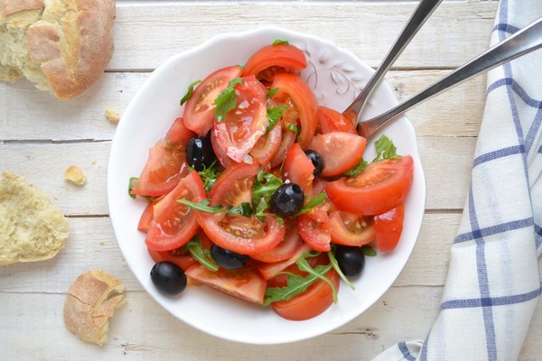 ensalada con tomate y aceitunas