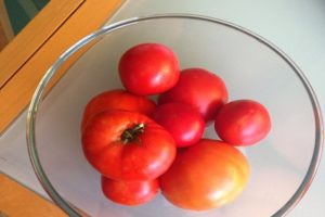 Descripción de la variedad de tomate Vasilina, sus características y cultivo.