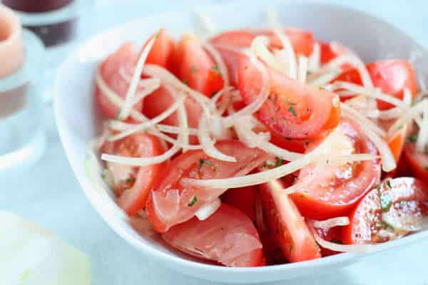 salade aux tomates et oignons