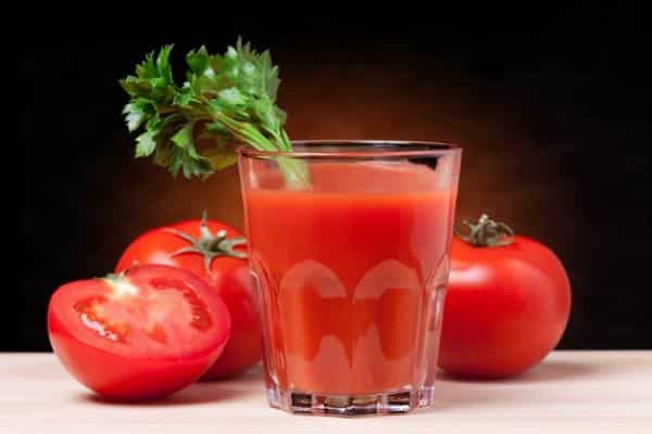 jugo de tomate en un vaso