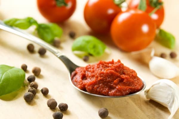 pasta de tomate en una cuchara