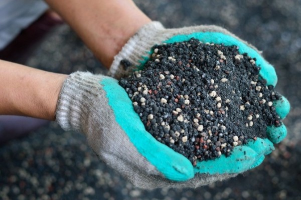 Abonos minerales en la mano