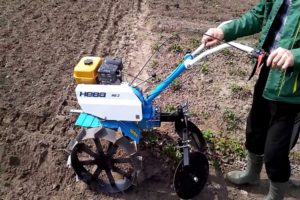 Types de godets de pommes de terre pour un tracteur à conducteur marchant: comment fabriquer et installer de vos propres mains?