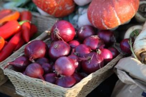 Descripción de la variedad de cebolla Carmen, características de cultivo y cuidado.