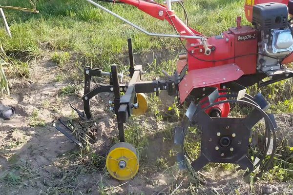 creuser avec un tracteur à conducteur marchant