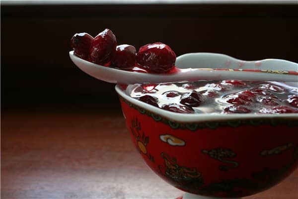 confiture de cornouiller dans une cuillère