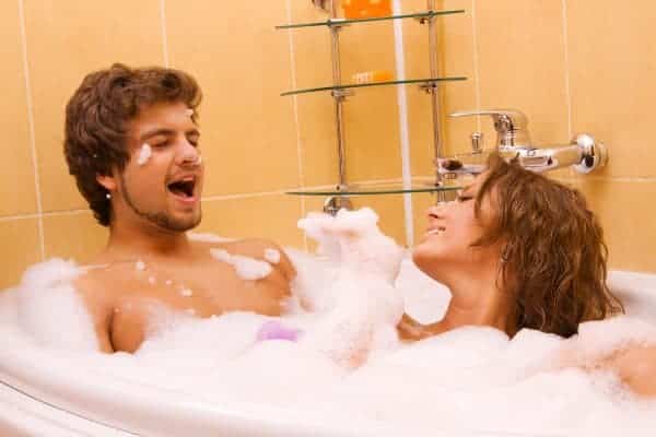 une femme et un homme prennent un bain