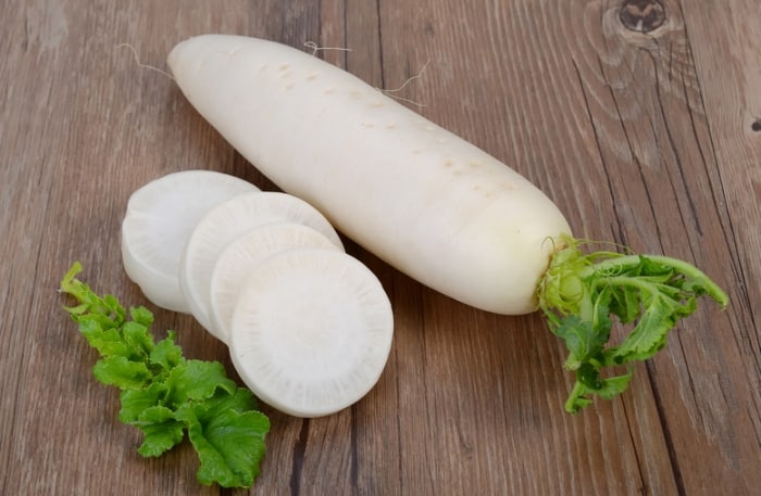 daikon kokonaisena ja leikattu