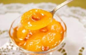 Recette pour faire de la confiture d'abricots aux amandes pour l'hiver