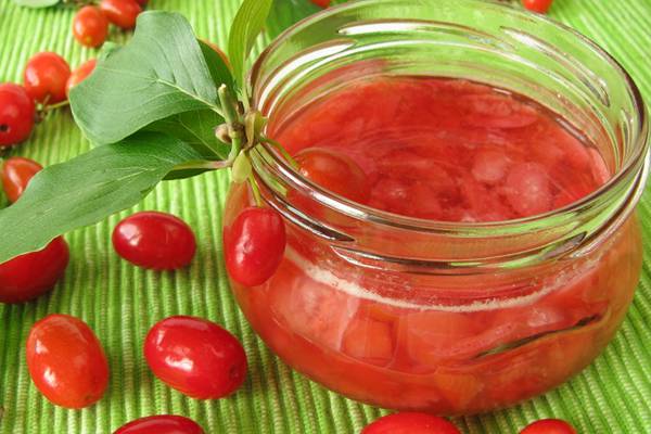 confiture de cornouiller dans un bocal