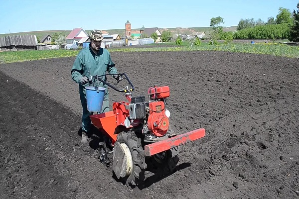 usando un tractor a pie