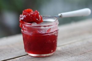 Une recette simple pour faire de la confiture de cerises d'oiseaux pour l'hiver