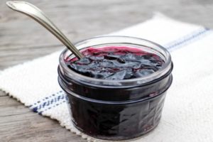 Jednoduchý recept na výrobu chutné irgi jam na zimu