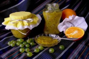 Una receta sencilla de mermelada de grosella con nueces para el invierno.