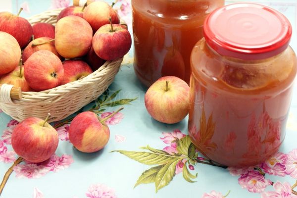 manzanas en la mesa