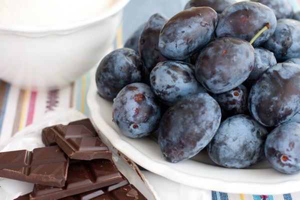 chocolat et prune à proximité