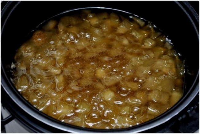 the process of cooking melons in a slow cooker