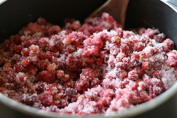 strawberries with sugar