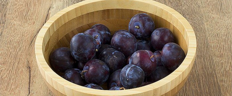 plums in a bowl