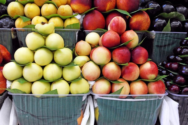 pêches et pommes