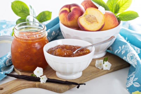 confiture de pêches dans un bol