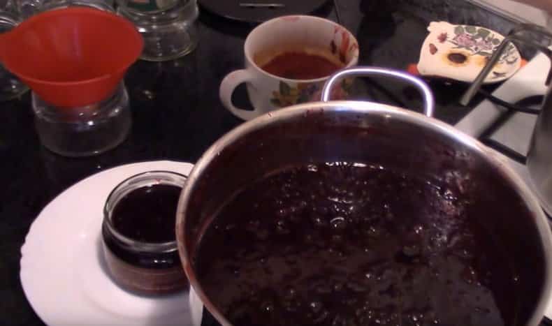 confiture dans une casserole