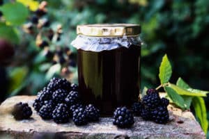 A simple recipe for making blackberry jam for the winter